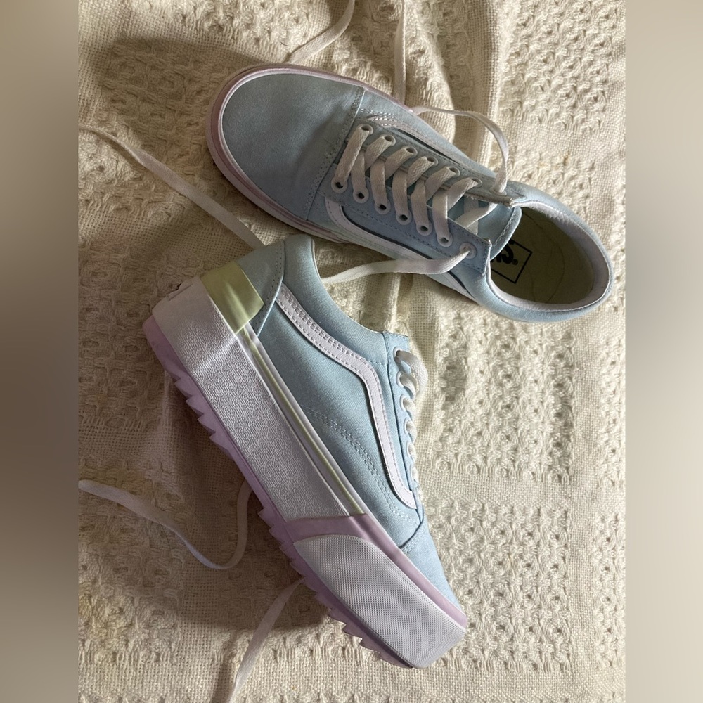 I’m selling a pair of vans they are a size eight and have been worn once.